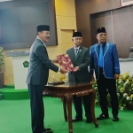 Wakil Bupati Pamekasan Fattah Jasin saat mengikuti rapat paripurna DPRD.