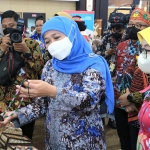 Rombongan Gubernur Jatim Khofifah Indar Parawansa mengunjungi display booth pelaku usaha yang ikut serta dalam misi dagang kali ini.