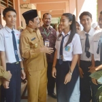 Wabup Moh. Qosim berbincang dengan sejumlah siswa saat sidak Unas SMPN.