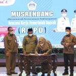 Bupati Gresik, Fandi Akhmad Yani, bersama wakilnya dan didampingi sekda serta pimpinan dewan saat penandatangan RKPD 2023. Foto: SYUHUD/BANGSAONLINE