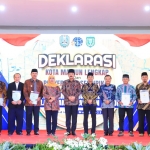 Gubernur Jawa Timur Khofifah Indar Parawansa bersama Menteri Agraria dan Tata Ruang / Kepala Badan Pertanahan Nasional (ATR/BPN) RI Marsekal TNI (Purn) Hadi Tjahjanto, Kepala Kanwil BPN Provinsi Jatim, dan Wali Kota Madiun Maidi saat mendeklarasikan Kota Madiun sebagai kota lengkap pertama di Jawa Timur dan kedua di Indonesia setelah Kota Denpasar. Foto: Humas Pemprov Jatim