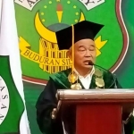 Rektor Prof. Dr. KH. Asep Saifuddin Chalim, M.A. saat menyampaikan sambutan pada acara wisuda ke-23 Institut Agama Islam (IAI) Al-Khoziny Buduran Sidoarjo, Ahad (11/4/2021). Foto: MMA/ BANGSAONLINE.COM