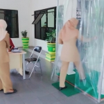 Staf DPRD yang hendak masuk kantor harus dicek suhu tubuh, cuci tangan, dan harus melewati bilik disinfektan.