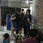 Warga mendatangi lokasi kejadian usai peristiwa penganiayaan. 