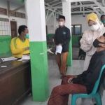 Para santri sebelum kembali ke pondok pesantren dilakukan rapid test antigen gratis. (foto: ist)