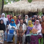 Persadir Jatim, Muhammad Arif, dan Ibu-ibu Desa Kweden, Nganjuk.