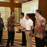 Gus Ipul berikan Piagam Penghargaan kepada Perusahaan-perusahaan yang mengalokasikan dana CSR-nya di bidang lingkungan, usai menjadi keynote speaker Seminar Pengeloaan Limbah Bahan Berbahaya dan Beracun (B3) Provinsi Jawa Timur di Hotel Mercure Grand Mirama Surabaya, Rabu (13/12). Foto: YUDI ARIANTO/BANGSAONLINE