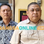 Kanit Reskrim Polsek Pesantren (kanan), Iptu Dodik Wargo, saat memberi keterangan kepada wartawan. Foto: MUJI HARJITA/BANGSAONLINE