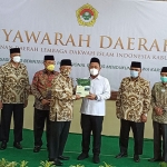 Bupati Gus Yani dan Ketua DPD LDII Gresik K.H. Abdul Muiz bersama para undangan saat pembukaan Musda VII. (foto: SYUHUD/BANGSAONLINE)