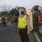 Petugas saat mengevakuasi truk yang terguling di Flyover Sukodono, Sidoarjo.