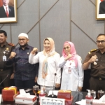 Ketua Komite III DPD RI Sylviana Murni didampingi Wakil Ketua Komite III Dedi Iskandar Batubara menggelar hearing terkait kasus kekerasan seksual Jombang di Kantor Gubernur Jawa Timur. Foto: DIDI ROSADI/ BANGSAONLINE