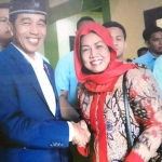 Ketua DPC PDIP Gresik Siti Muafiyah bersama Presiden Joko Widodo dalam sebuah kesempatan. foto: SYUHUD/ BANGSAONLINE