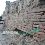 Batu bata tertata rapi di bawah timbunan tanah bekas galian C di Desa Sugihwaras, Kecamatan Ngoro, Kabupaten Jombang yang diduga situs sejarah bangsa.
foto: RONY S/ BANGSAONLINE