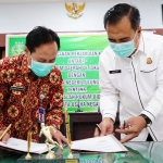 Penandatanganan MoU (Memorandum of Understanding) atau nota kesepahaman oleh Direktur RSUD dr. Iskak dr. Supriyanto Dharmoredjo, Sp.B, FINACS, M.Kes. dan Kepala Kejari Tulungagung Ansari, S.H., M.Hum. di Gedung dr. Soenarjo Sadikin, Selasa (9/2/2021).