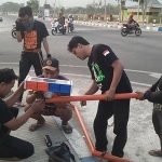 Sejumlah relawan saat memasang warning lamp di perempatan JLS.