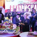 Wali Kota Surabaya (kiri) bersama Kapolrestabes Kombes Pol Pasma Royce (kanan) saat merayakan HUT ke-78 Bhayangkara, di balai kota setempat, Senin (1/7/2024). Foto: Dok. Diskominfo Surabaya.