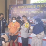 Kapolres AKBP Miko Indrayana didampingi Kasat Narkoba AKP Khusen bersama tersangka Kus saat pers rilis.