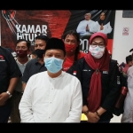 Ketua DPC PDI Perjuangan Kabupaten Kediri, Murdi Hantoro, didampingi Sekretaris DPC Dodi Purwanto, saat jumpa pers.