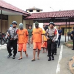 Dua pelaku pengedar sabu jaringan Lapas Madiun yang ditangkap di Blitar. 