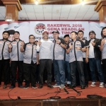 Gus Ipul berfoto bersama para kader usai Rakerwil Gema Keadilan Jatim di Gedung Juang 45, Surabaya, Minggu (18/3).