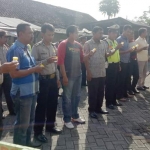 Anggota yang bertugas di Mapolsek Gedangan saat hendak dites urine.