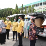 Direksi Petrokimia Gresik bersama Dirut PT. Nusantara Sebelas Medika saat meninjau bantuan APD dan obat-obatan di Posko Command Center GOR Tri Dharma Petrokimia Gresik.