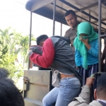 Sepasang remaja menutupi wajahnya saat digelandang ke kantor Satpol PP Tuban.