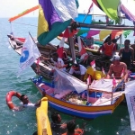 Nelayang saat melepas bekakak ke tengah laut. foto; SUWANDI/ BANGSAONLINE