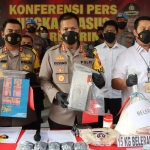 Kapolresta Sidoarjo Kombes Pol. Kusumo Wahyu Bintoro (tengah) saat menunjukkan barang bukti yang diamankan.