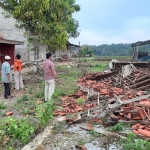 Salah satu bangunan dapur yang ambruk usai diterjang hujan deras dan angin kencang di Pegantenan, Pamekasan.