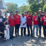 Mas Iin saat melaksanakan fogging dalam rangka mencegah DBD bersama PSI Sidoarjo di Perum Pondok Tjandra Indah. Foto: Ist