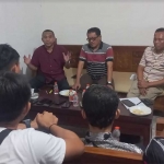 Pembina YKWP PNI Mojokerto periode lama saat memberikan keterangan pers.