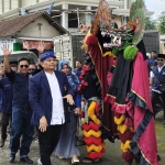 Rombongan DPD Partai Nadem Kabupaten Blitar mengusung barongan saat tiba di kantor KPU untuk mendaftarkan bacaleg.