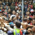 Ricuh saat evakuasi terduga preman suruhan pabrik PT BNM dari kantor Balai Desa Medali, Puri, untuk diproses di Polres Kabupaten Mojokerto. foto: surya