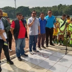 Sekdakot Surabaya, Ikhsan, didampingi Raja Siahaan, Joko Tetuko, Syaiful Anwar, dan Abdullah saat membuka Grassroots Football Festival di Lapangan Brawijaya.