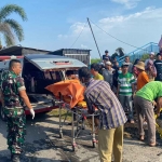 Korban kebakaran di Gresik saat dievakuasi ke ambulans. Foto: Ist