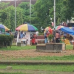 Para pedagang yang berjualan di dalam Alun-alun Trenggalek. foto: HERMAN/ BANGSAONLINE