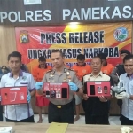 Kapolres Pamekasan AKBP Teguh Wibowo menunjukkan barang bukti sabu yang berhasil diamankan.