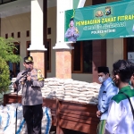 Suasana saat pembagian zakat fitrah di Mapolres Kediri. Foto: Ist