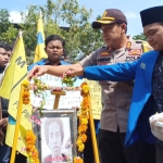 Sambil menyanyikan lagu Gugur Bunga, sejumlah aktivis PMII nampak tak kuasa menahan air mata saat menaburkan bunga ke atas foto Immawan Randi.