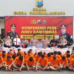 Kapolres Bangkalan AKBP Rama Samtama Putra menggelar konferensi pers Anev Kamtibmas akhir tahun 2019 di Mapolres Bangkalan, Senin (30/12/2019).