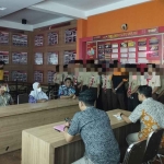 Polres Kediri saat menggelar restorative justice dengan mendatangkan orang tua, guru dan anak-anak yang terlibat aksi kekerasan di Mapolres Kediri. Foto: Ist.