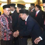 Bupati Sumenep, Dr. KH. A. Busyro Karim pada pelantikan Panwascam Pilbup Sumenep tahun 2020 di Pendopo Agung Keraton.