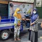 Tessa Intan Kristiani menerima bantuan motor roda tiga dari Baznas setempat.