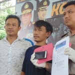 Pelaku Sutrisno alias Ridwan S saat berada di Mapolres Trenggalek. Foto: HERMAN S/BANGSAONLINE