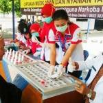 Salah satu sopir Bus AKDP saat menjalani tes urine oleh petugas BNN Kota Kediri. (foto: arif kurniawan/BANGSAONLINE)