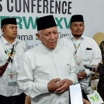 Pj Ketua PWNU Jatim, KH Abdul Hakim Mahfudz (Gus Kikin) saat jumpa pers. Foto: AAN AMRULLOH/ BANGSAONLINE.com