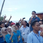 Cawapres nomor urut 02 Sandiaga Uno saat menyapa warga Tuban.