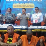 Kapolres Malang Kota AKBP Doni Alexander didampingi Kapolsek Blimbing AKP Heri W, Kasatreskoba Iptu Rahmat Satria, dan Kasubag Humas Ipda Ni Made S Marhaeni, menunjukkan BB ribuan pil koplo dan BB lainnya di halaman Mapolres Malang Kota, Senin (09/09). foto: IWAN IRAWAN/ BANGSAONLINE