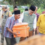 Bupati Baddrut Tamam saat mengunjungi korban kebakaran di Desa Jambringin, Kecamatan Proppo Pamekasan. 